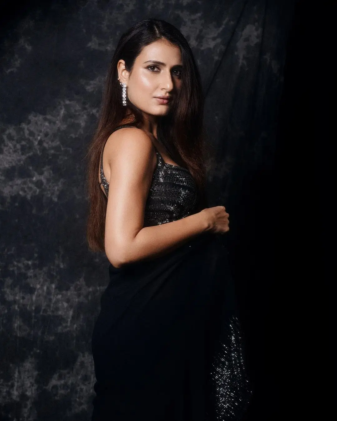 Fatima Sana Shaikh Photos in Black Saree Sleeveless Blouse